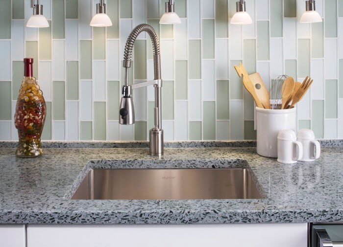 کاشی های دیوار بین کابینت آشپزخانه